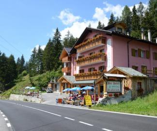 (© Hotel La Roccia) - Lyžovačky v Alpách, www.hitka.sk
