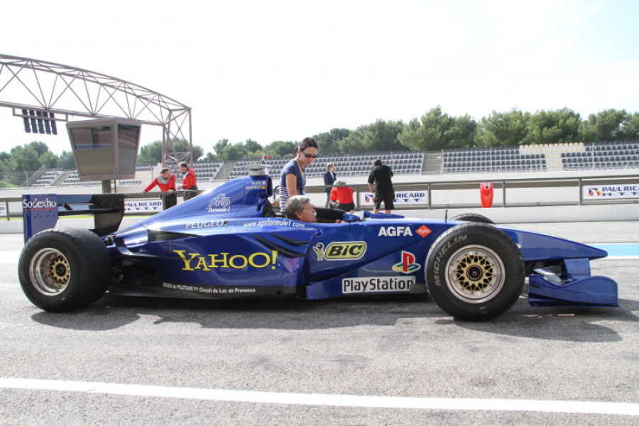 Ivan Hitka pred jazdou v monoposte F1 Prost AP02 na okruhu Paul Ricard (Ivan Hitka - CK HITKA)