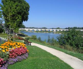 Beaugency (© Loire Valley Travel) Dovolenka na lodi a plavby, Lyžovačky v Alpách, Formula F1, www.hitka.sk