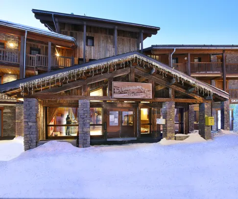 Rezidencia Arolles (© Chalet des Neiges) Lyžovačky v Alpách, Dovolenka na lodi a plavby, Formula F1, www.hitka.sk