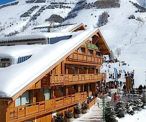 Hotel Les Melezes, Les 2 Alpes (© Hotel Les Melezes) Lyžovačky v Alpách, Dovolenka na lodi a plavby, Formula F1, www.hitka.sk