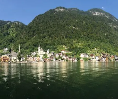 Zážitkový týždeň v regióne Dachstein Salzkammergut , Rakúsko - žiariace mesto pri jazere