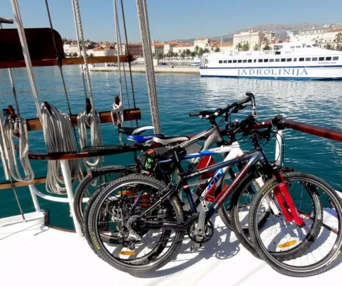 Cykloloď (© Katarina L., Cycling Holidays) Dovolenka na lodi a plavby, Lyžovačky v Alpách, Formula F1, www.hitka.sk