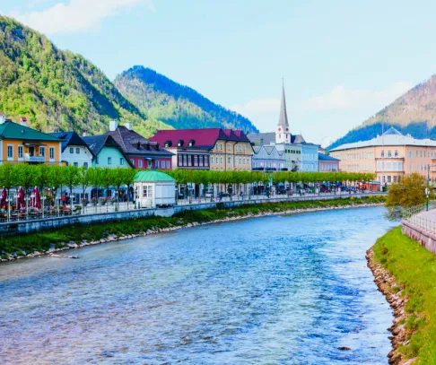 Hory a jazerá v oblasti Salzkammergut, Rakúsko - pohľad na malebne mesto na brehu rieky