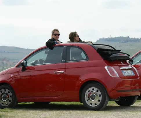 Toskánskom v Taliansku na Fiate 500 Cabrio - fiat 500 cabrio na vyhliadke