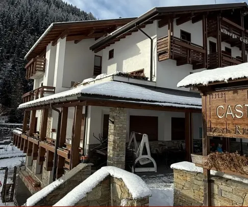 Hotel Castello, destinácia Bormio a Santa Caterina v Taliansku - pohľad na zasnežený hotel 