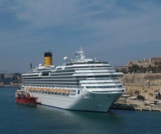 Luxusná loď v prístave na Malte (© Hitka) Dovolenka na lodi a plavby, Formula F1, Lyžovačky v Alpách, ww.hitka.sk