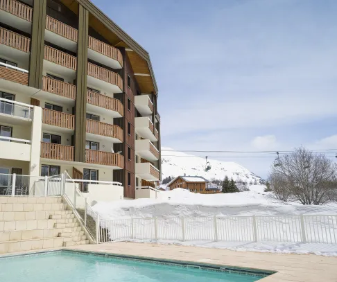 Alpe d'Huez - Les Bergers (© Eric Bergoend, 3.4.2023) - Lyžovanie v Alpách, www.hitka.sk 