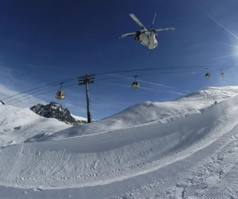 Kabiny Plattieres a snowpark (© Meribel Tourisme, Fabien Lamborot)
