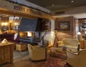 Salón v hoteli Les Melezes, Les 2 Alpes (© Hotel Les Melezes) Lyžovačky v Alpách, Dovolenka na lodi a plavby, Formula F1, www.hitka.sk