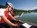 Nenáročná cyklistická dovolenka okolo jazier v oblasti Salzkammergut a Salzburg v Rakúsku - cyklisti pri jazere