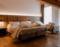 Armon Greenblu Hotel-wellnes v stredisku Folgarida - záber na manželskú posteľ v hotelovej izbe