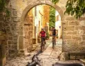 Na bicykli z Terstu cez Taliansko, Slovinsko a Chorvátsko do Puly - cyklisti v historickom meste 
