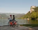 Slovinsko na bicykli s rodinou z Bledu do Novej Gorice - cyklisti vychutnávajúci si výhľad na jazero