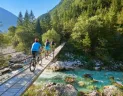 Slovinsko na bicykli s rodinou z Bledu do Novej Gorice - cyklomost cez smaragdovú rieku