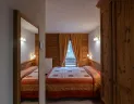 Hotel Castello, destinácia Bormio a Santa Caterina v Taliansku - manželska izba v drevenom štýle