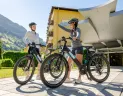 Hotel PALACE Bad Hofgastein, s bazénom a wellness - cyklisti pred hotelom