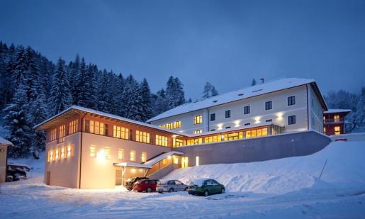 Hotel JUFA Altaussee (© JUFA Hotels Sportalpen) Lyžovačky v Alpách, Dovolenka na lodi a plavby, Formula F1, www.hitka.sk