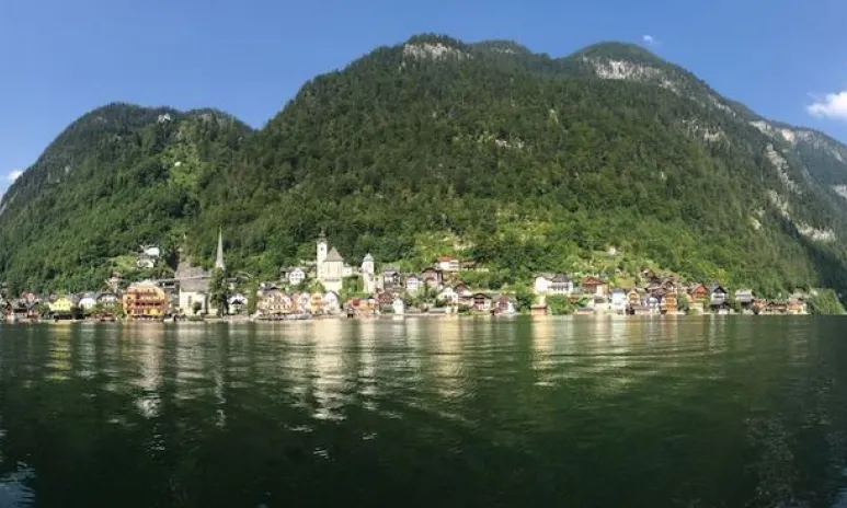 Zážitkový týždeň v regióne Dachstein Salzkammergut , Rakúsko - žiariace mesto pri jazere