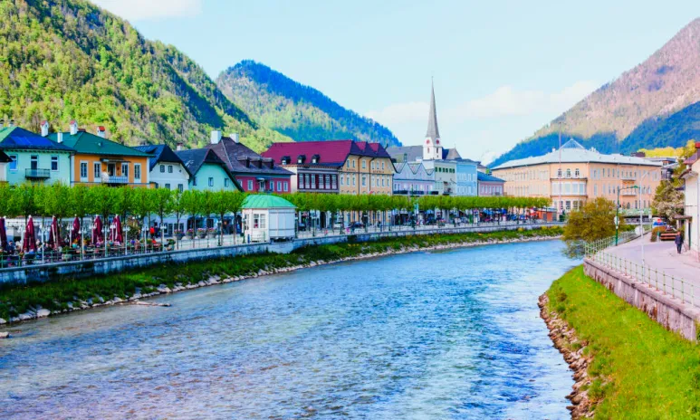 Hory a jazerá v oblasti Salzkammergut, Rakúsko - pohľad na malebne mesto na brehu rieky