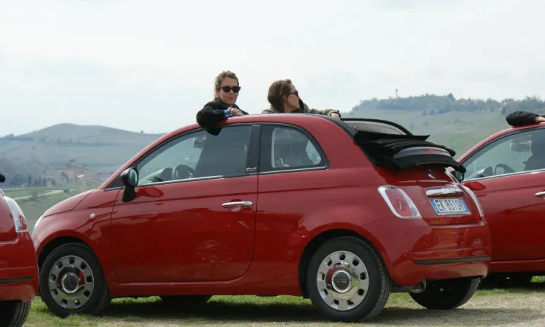 Toskánskom v Taliansku na Fiate 500 Cabrio - fiat 500 cabrio na vyhliadke