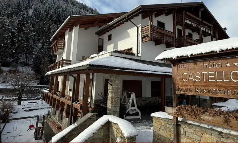 Hotel Castello, destinácia Bormio a Santa Caterina v Taliansku - pohľad na zasnežený hotel 