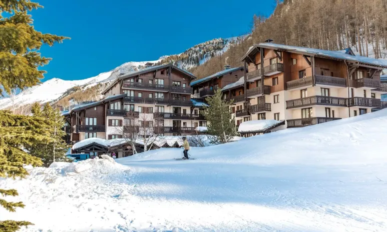 Residencia Odalys Les Hauts du Rogoney vo Val d'Isère - Francúzsko  - pohľad na rezidenciu v zime