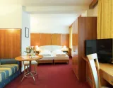 Hotel Rainer - dvojposteľová izba Gsell (© Family Resort Rainer) Lyžovačky v Alpách, Formula F1, Dovolenka na lodi a plavby, www.hitka.sk