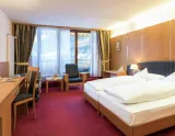 Hotel Rainer - dvojposteľová izba Rotwand (© Family Resort Rainer) Lyžovačky v Alpách, Formula F1, Dovolenka na lodi a plavby, www.hitka.sk