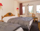 Tradičná izba v hoteli Les Melezes, Les 2 Alpes (© Hotel Les Melezes) Lyžovačky v Alpách, Dovolenka na lodi a plavby, Formula F1, www.hitka.sk