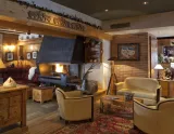 Salón v hoteli Les Melezes, Les 2 Alpes (© Hotel Les Melezes) Lyžovačky v Alpách, Dovolenka na lodi a plavby, Formula F1, www.hitka.sk