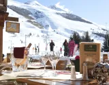 Terasa hotela Les Melezes, Les 2 Alpes (© Hotel Les Melezes) Lyžovačky v Alpách, Dovolenka na lodi a plavby, Formula F1, www.hitka.sk