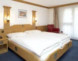 2-posteľová izba Deluxe s výhľadom na Matterhorn, Hotel La Couronne (© La Couronne) Lyžovačky v Alpách, Dovolenka na lodi a plavby, Formula F1, www.hitka.sk