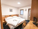 Izba s manželskou posteľou