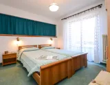 Hotel Splendor v stredisku Folgarida-Marilleva - manželská izba s posteľou - pohľad z boku