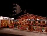 Hotel Splendor v stredisku Folgarida-Marilleva - pohľad na rozsvietený hotel v noci