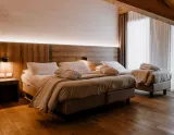 Armon Greenblu Hotel-wellnes v stredisku Folgarida - záber na manželskú posteľ v hotelovej izbe