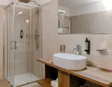 Armon Greenblu Hotel-wellnes v stredisku Folgarida - pohľad na kúpeľňu sa sprchovým kútom