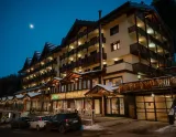 Večerný pohľad na hotel Armon Greenblu v stredisku Folgarida