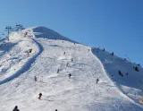 Pohľad na panoramatickú zjazdovku v lyžiarskej oblasti Paganella 