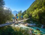 Slovinskom na bicykli od Álp k Jadranu - most pre cylkistov cez smaragdovú rieku