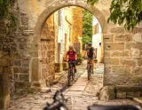 Na bicykli z Terstu cez Taliansko, Slovinsko a Chorvátsko do Puly - cyklisti v historickom meste 
