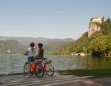 Slovinsko na bicykli s rodinou z Bledu do Novej Gorice - cyklisti vychutnávajúci si výhľad na jazero
