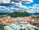 Slovinsko na bicykli s rodinou z Bledu do Novej Gorice - pohľad na mesto v dychberúcej krajine