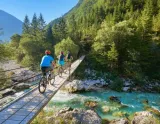 Slovinsko na bicykli s rodinou z Bledu do Novej Gorice - cyklomost cez smaragdovú rieku