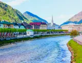 Hory a jazerá v oblasti Salzkammergut, Rakúsko - pohľad na malebne mesto na brehu rieky