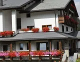 Hotel Castello, destinácia Bormio a Santa Caterina v Taliansku - pohľad na hotel s muškátmi v lete