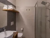 Hotel Castello, destinácia Bormio a Santa Caterina v Taliansku - kúpeľňa so sprchovacím kútom