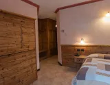 Hotel Castello, destinácia Bormio a Santa Caterina v Taliansku - 2 posteľová izba v typickom štýle obložená drevom