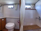 Interiér lode Cruiser Premium Steel